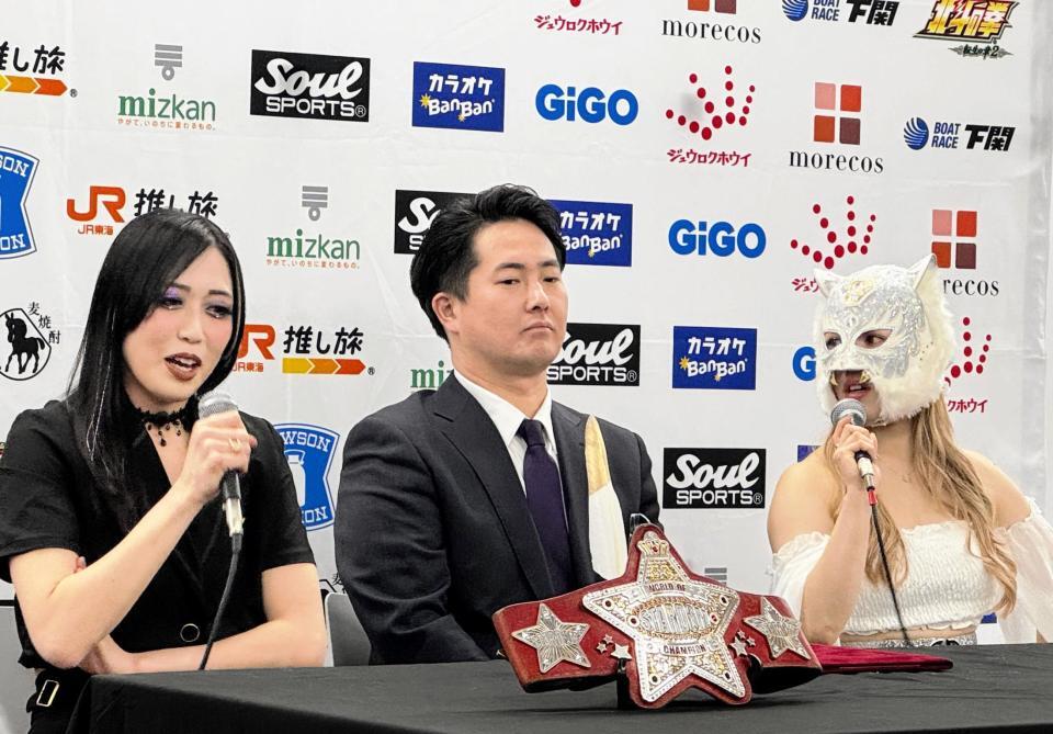 ２・７大阪大会に向けた記者会見に出席した（左から）上谷沙弥、岡田太郎社長、スターライト・キッド