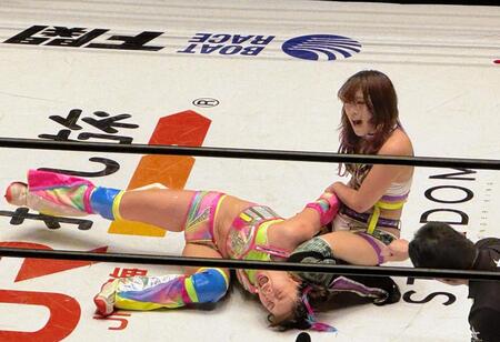 ＡＺＭの拷問技にもん絶するフワちゃん（左）