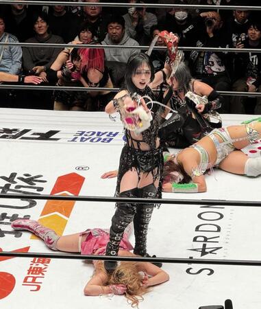 前哨戦を制し、スターライト・キッド（下）のマスクを奪って後頭部を踏みつける上谷沙弥