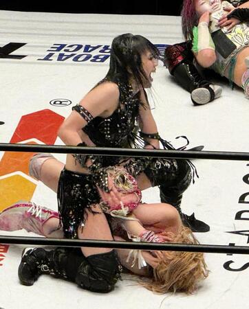 前哨戦を制し、スターライト・キッド（下）のマスクをはぎ取った上谷沙弥