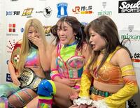 リング上で初の舌戦を繰り広げ、興奮冷めやらない様子のフワちゃん（中央）