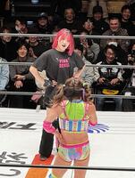 ２・７大阪大会での一騎討ちを前に、吏南（奥）とリング上で舌戦を繰り広げたフワちゃん