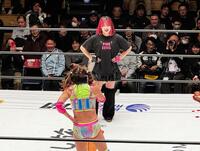 ２・７大阪大会での一騎討ちを前に、吏南（奥）とリング上で舌戦を繰り広げたフワちゃん