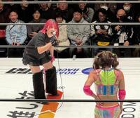 ２・７大阪大会での一騎討ちを前に、吏南（奥）とリング上で舌戦を繰り広げたフワちゃん