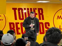 サイン会に登壇し挨拶するウルフアロン