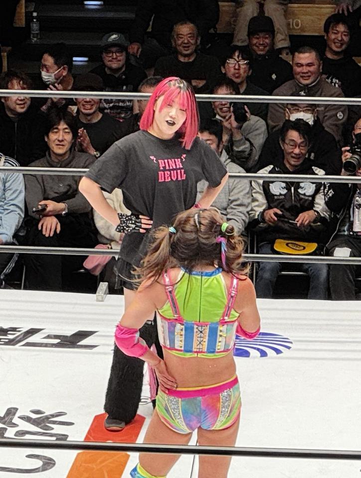 ２・７大阪大会での一騎討ちを前に、吏南（奥）とリング上で舌戦を繰り広げたフワちゃん