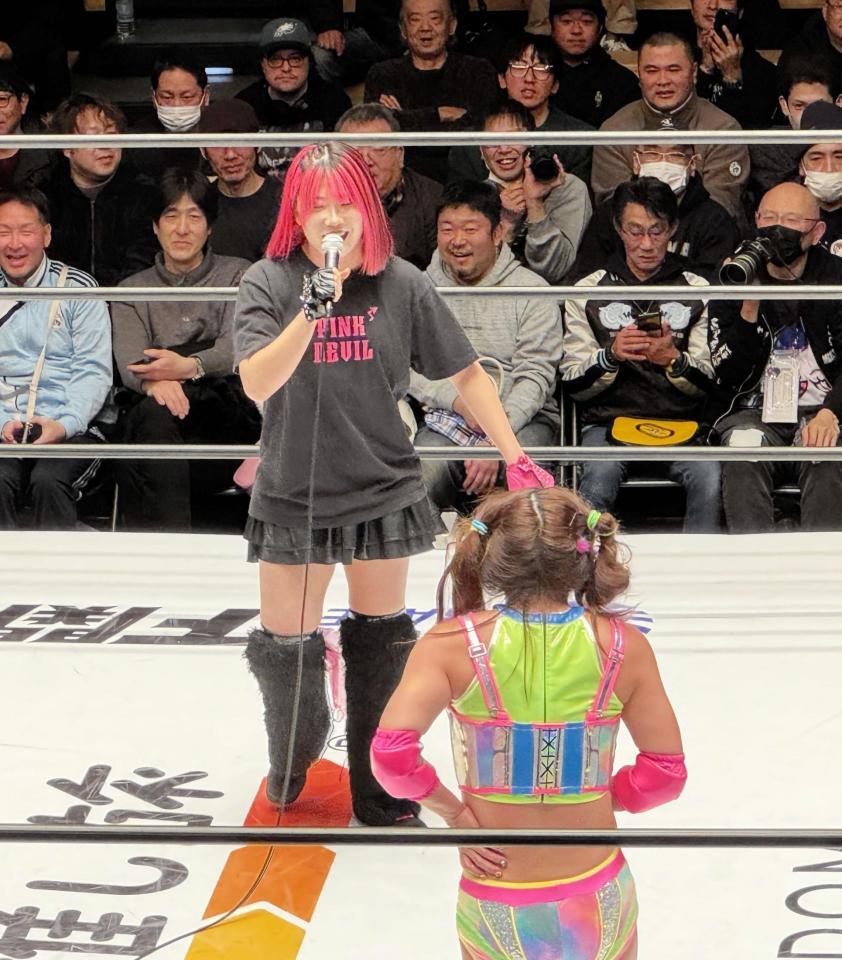 ２・７大阪大会での一騎討ちを前に、吏南（奥）とリング上で舌戦を繰り広げたフワちゃん