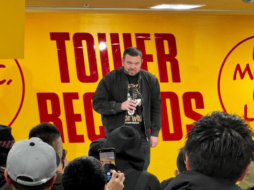 サイン会に登壇し挨拶するウルフアロン