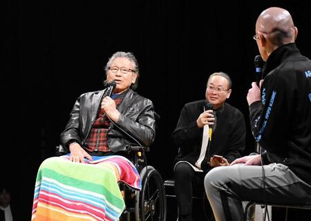 　「天龍祭」でトークショーを行った天龍源一郎（左）