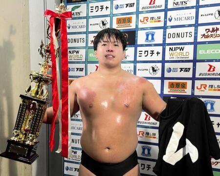 　ヤングライオン杯を制し、トロフィーと自身のグッズ“ムＴシャツ”を掲げる村島克哉