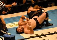 　成田蓮の膝十字固めで古傷の左膝を極められ、もん絶するウルフアロン