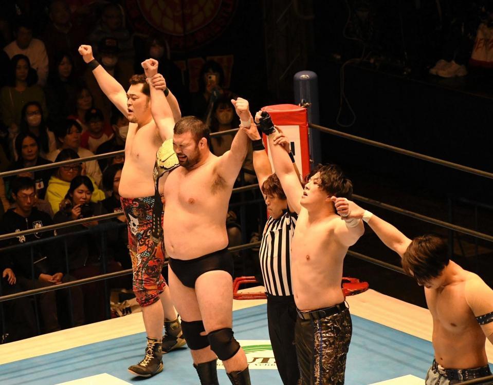 　勝ち名乗りを受ける（左から）矢野通、ウルフアロン、マスター・ワト、ＹＯＨ