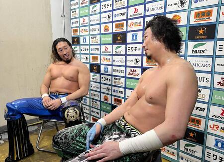 激しくやり合った試合直後のバックステージで、異例の会談を行った辻陽太（左）とジェイク・リー