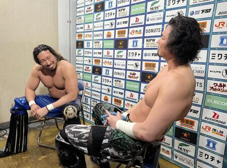 激しくやり合った試合後のバックステージで、異例の会談を行った辻陽太（左）とジェイク・リー