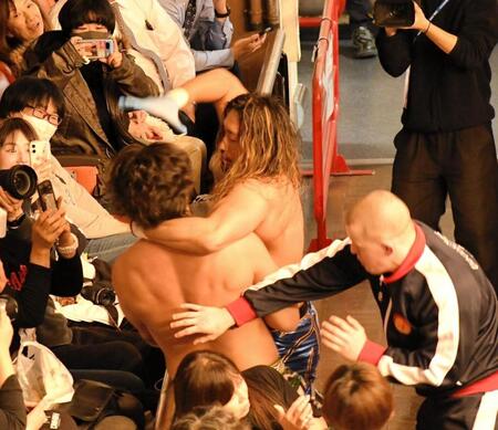 試合決着後も激しく場外乱闘を繰り広げるジェイク・リー（左）と辻陽太