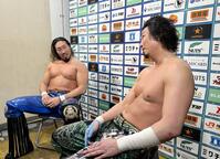 激しくやり合った試合直後のバックステージで、異例の会談を行った辻陽太（左）とジェイク・リー