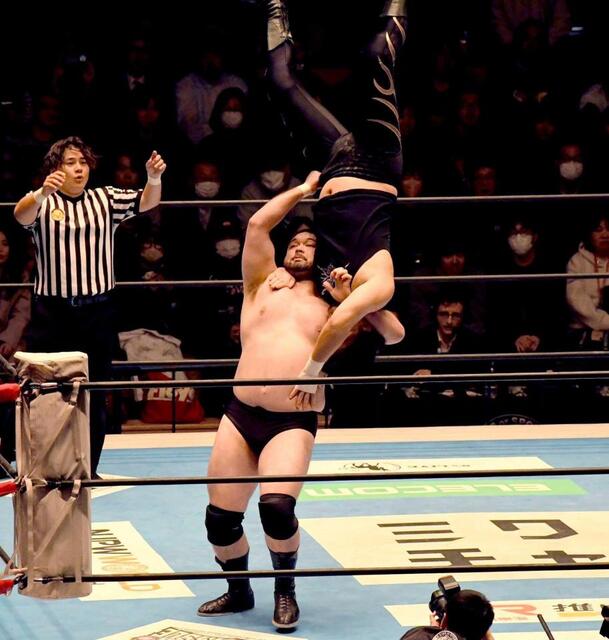 　成田蓮に対して滞空時間の長いブレーンバスターを放ったウルフアロン