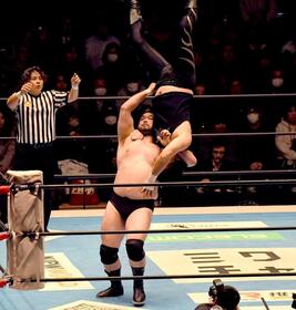 　成田蓮に対して滞空時間の長いブレーンバスターを放ったウルフアロン