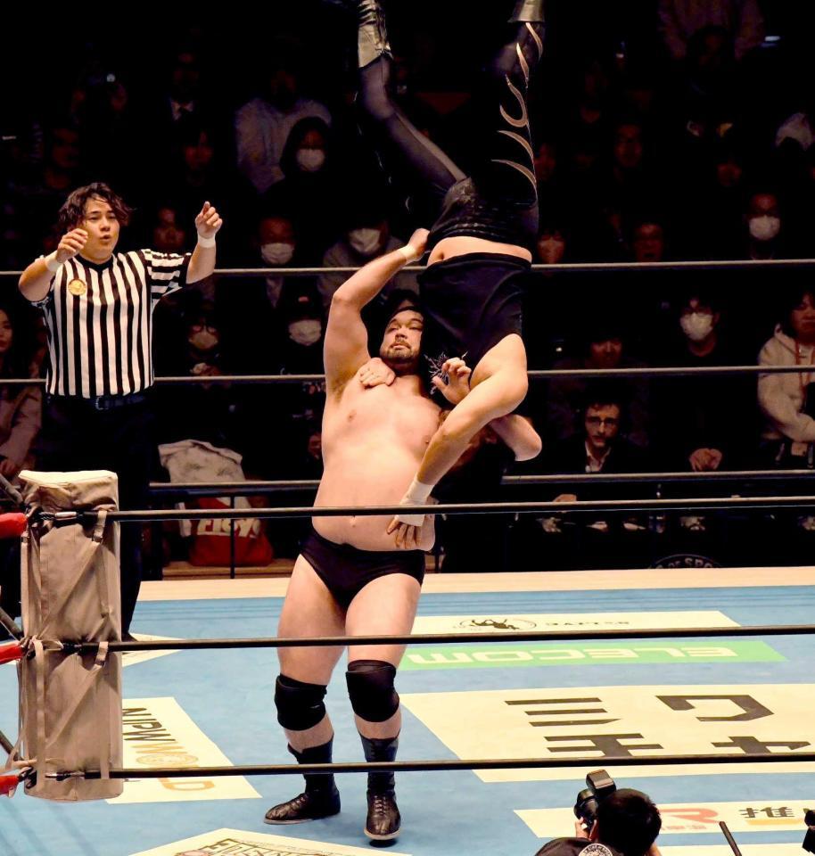 　成田蓮に対して滞空時間の長いブレーンバスターを放ったウルフアロン