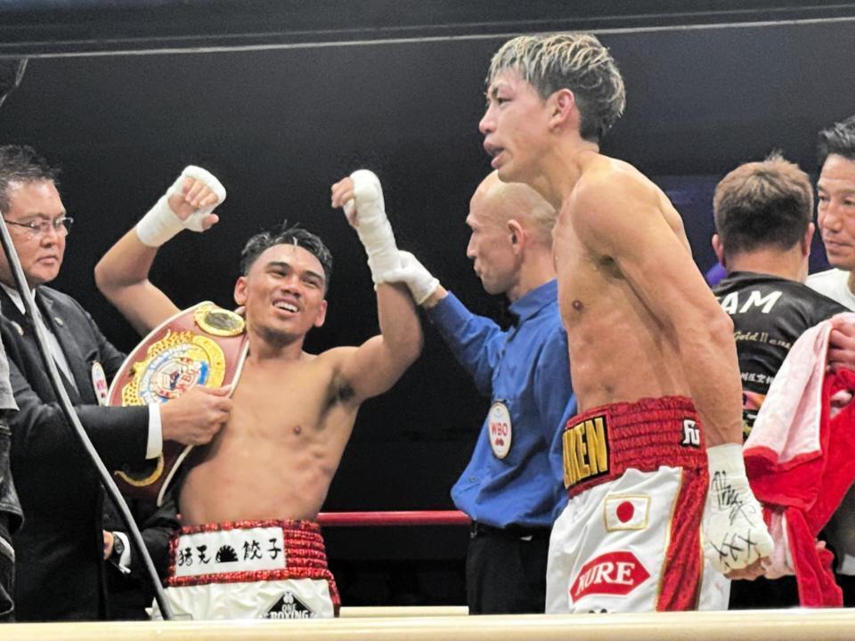 判定でプロ初黒星を喫した村田昴（右）と喜びを爆発させる新王者サンティシマ