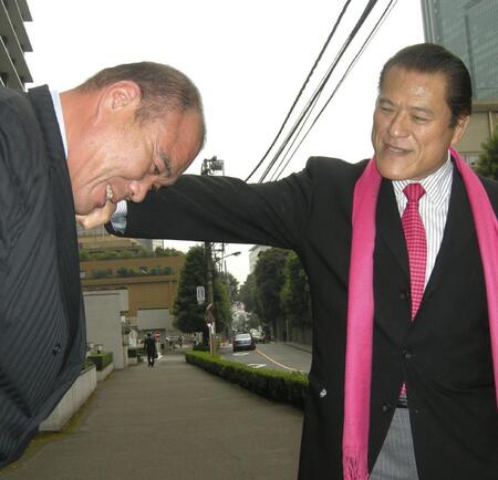 「しょーがねえヤツだなあ」と、会見場に居合わせた安田忠夫さんにこぶしでゲキを飛ばした猪木＝０８年９月