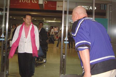 帰国したアントニオ猪木（左）を最敬礼で出迎える安田忠夫さん＝０７年５月