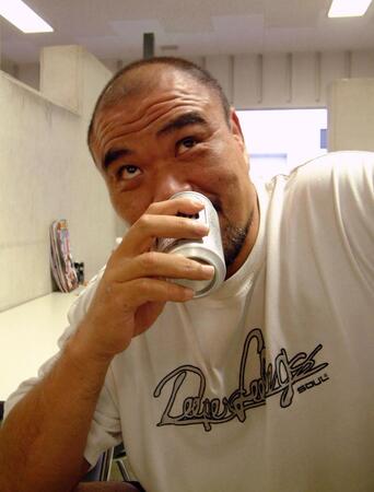 試合前、スーパードライな泡の立つドリンクでカロリー補給する安田忠夫さん＝０４年９月