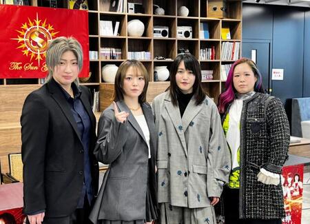 Ｓａｒｅｅｅデビュー１５周年の自主興行のメインで、タッグで激突する（左から）彩羽匠＆Ｓａｒｅｅｅ、朱里＆橋本千紘