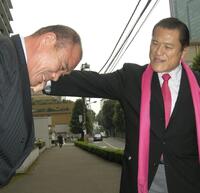 「しょーがねえヤツだなあ」と、会見場に居合わせた安田忠夫さんにこぶしでゲキを飛ばした猪木＝０８年９月