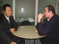 密談する安田さん（右）と柳澤＝０５年