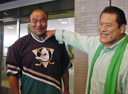 ２０２０年５月、アントニオ猪木（右）から闘魂を注入される安田忠夫さん