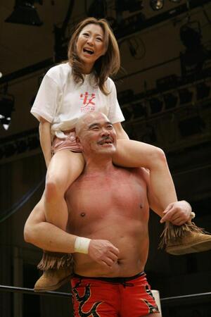 ２０１１年２月、愛娘ＡＹＡＭＩを肩車して観客に笑顔で挨拶する引退興行の安田忠夫さん