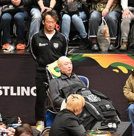 挨拶をする大谷晋二郎　後ろは丸藤正道