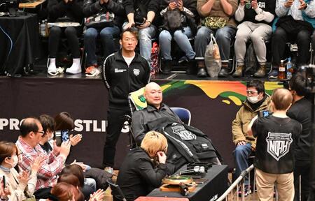 挨拶をする大谷晋二郎　後ろは丸藤正道