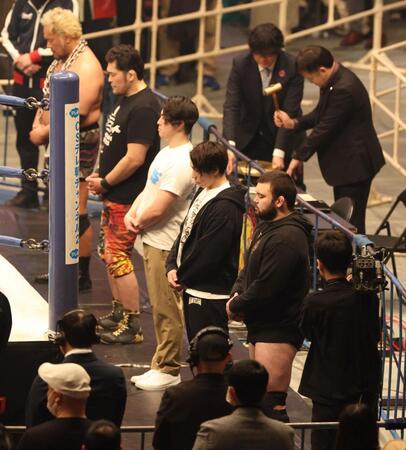 安田忠夫さん追悼セレモニーで１０カウントゴングが鳴る仲、黙とうをするウルフ・アロン（手前右）ら選手たち（撮影・中田匡峻）