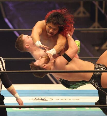 二人まとめて攻撃する高橋ヒロム（上）＝撮影・中田匡峻