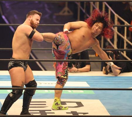 蹴りを入れる高橋ヒロム（右）＝撮影・中田匡峻