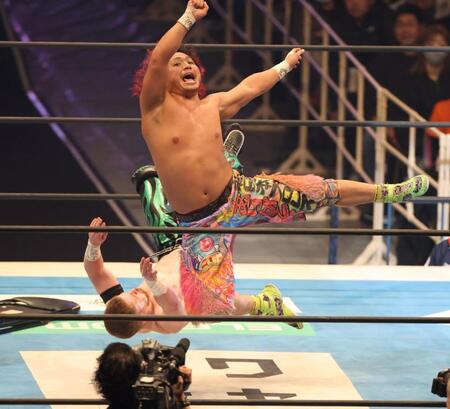 勝利判定後、相手の奇襲にも動じない高橋ヒロム（右）＝撮影・中田匡峻