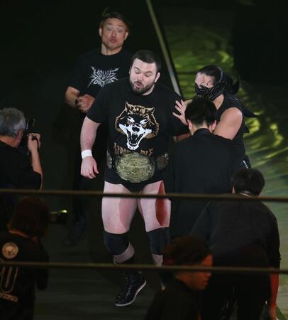 入場早々、奇襲を受けるウルフアロン（中央）＝撮影・中田匡峻