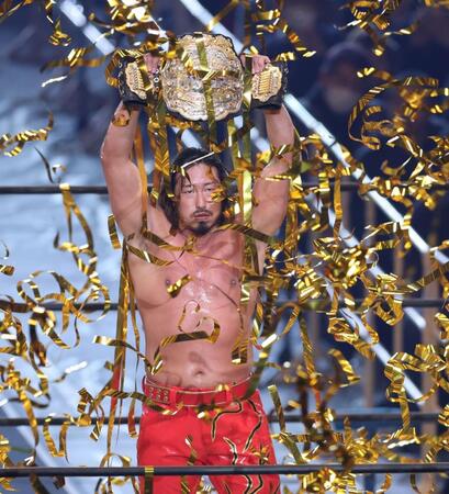 ジェイク・リーに勝利し、ベルトを掲げる辻陽太（撮影・中田匡峻）