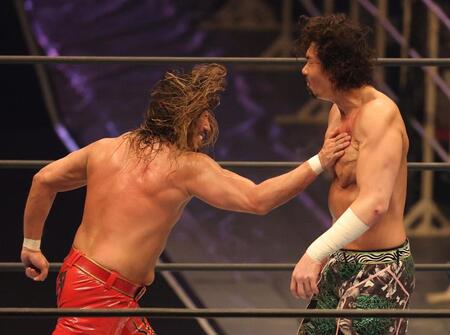 ジェイク・リー（右）に渾身の一撃を放つ辻陽太（撮影・中田匡峻）