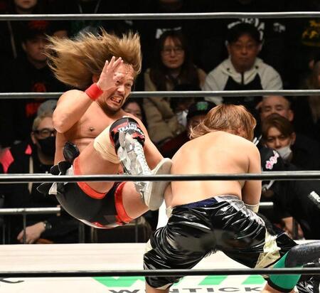 ＨＡＹＡＴＡ（右）を攻める内藤哲也