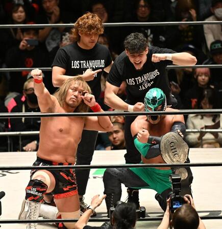 ベルトを防衛した内藤哲也（左下）とＢＵＳＨＩ　後列左からＲＹＵＳＥＩとアンヘル・レイエス