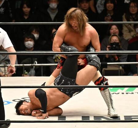 ＫＥＮＴＡ（下）を攻める内藤哲也