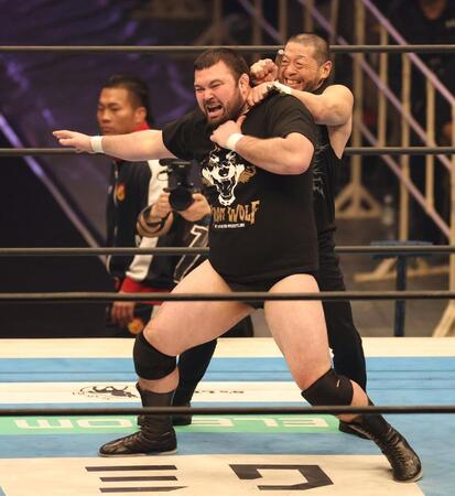 背後から攻撃を受けるウルフアロン（撮影・中田匡峻）