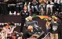 挨拶をする大谷晋二郎　後ろは丸藤正道