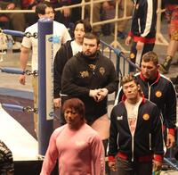 安田忠夫さん追悼セレモニーに姿を見せるウルフ・アロン（中央）＝撮影・中田匡峻