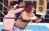 奇襲を受ける高橋ヒロム（右）＝撮影・中田匡峻