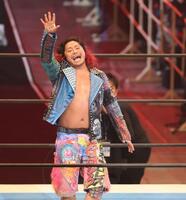 試合に勝利し、手を振りながら引き揚げる高橋ヒロム（撮影・中田匡峻）