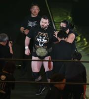 入場早々、奇襲を受けるウルフアロン（中央）＝撮影・中田匡峻